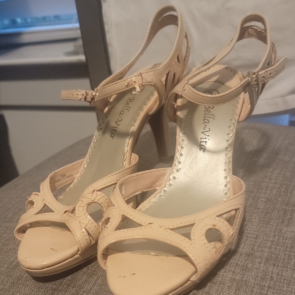 Bella Vita Women's Cream Heeled Sandals